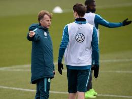 Muss umbauen: Wolfsburgs Trainer Andries Jonker (l.) hier mit Philipp Wollscheid.