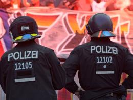 Polizisten vor dem Kölner Block beim Bundesligaspiel in Berlin