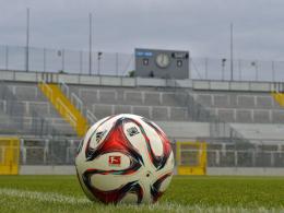 Ein Ball im Grünwalder Stadion