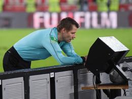 Streitpunkt Videobeweis: Hier schaut sich Bundesliga-Referee Patrick Ittrich eine Szene nochmals an.