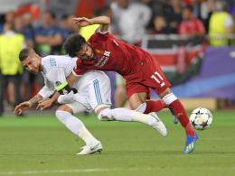 Sergio Ramos reißt Mohamed Salah zu Boden