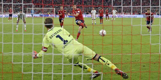 Lewandowski trifft per Elfmeter zum 2:1 für Bayern.