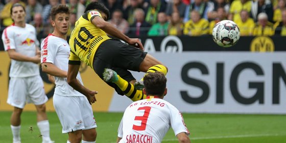 Spektakulär eingeköpft: Dortmunds Mahmoud Dahoud lag beim 1:1 quer in der Luft.